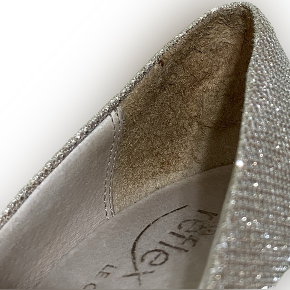 Le Chateau ‘Moda Reflex’ Gold Heels - Picture 13 of 16